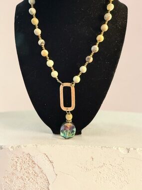 ✨ Gorgeous Gold Tone Beaded Necklace w/ Iridescent Pendant – 16” + 3” Extender ✨